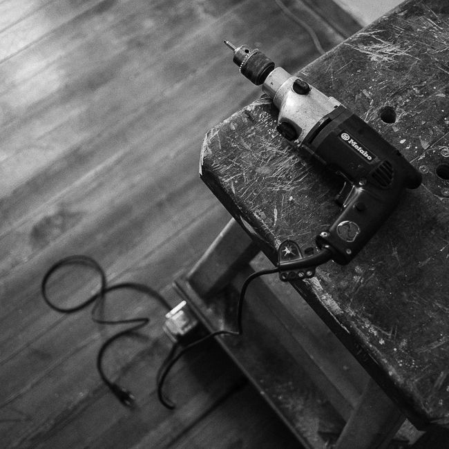 atelier et outils de Marc Raymond, sculpteur sur bois de Suisse